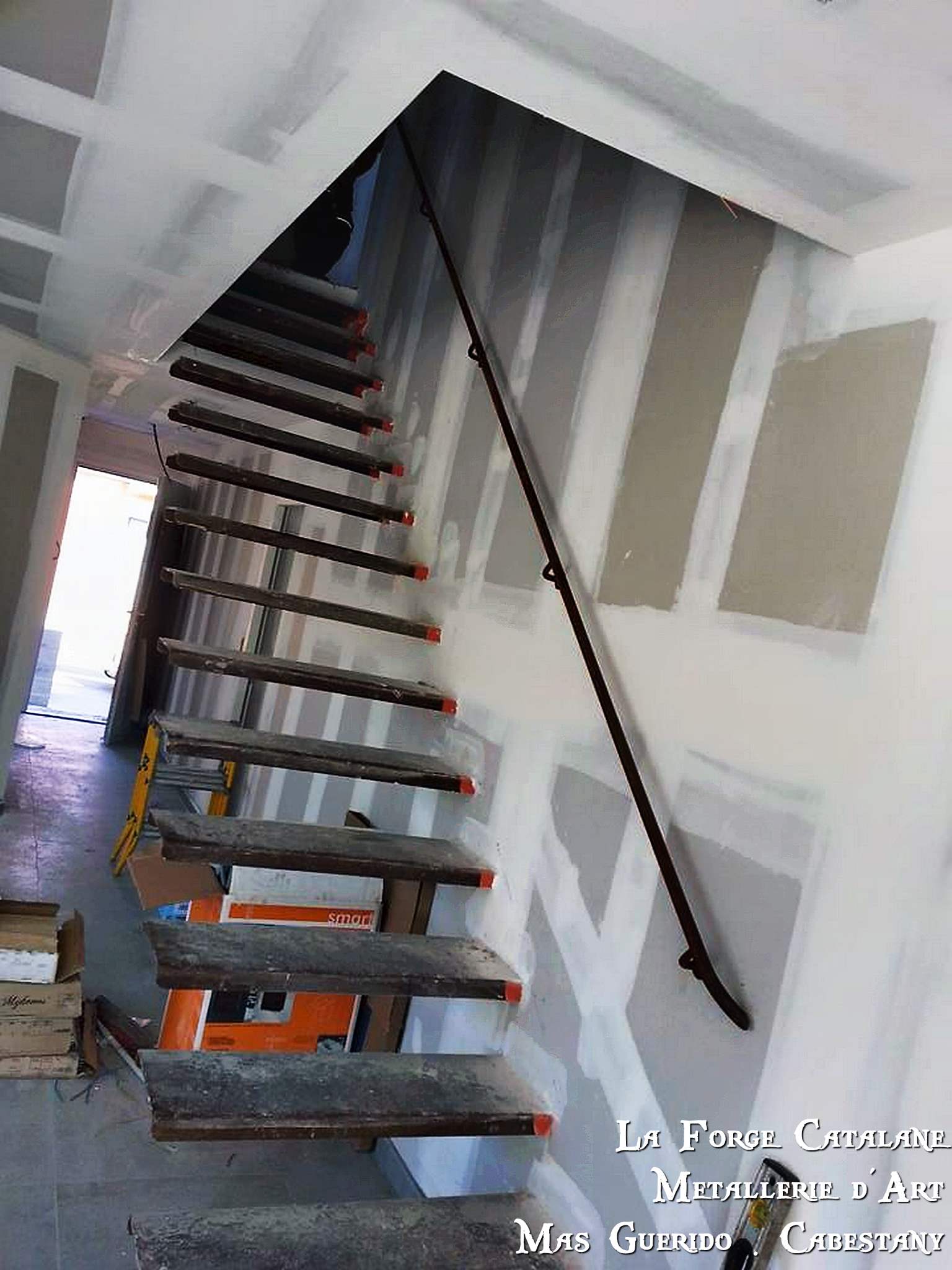 escalier suspendu sans limons apparents forge catalane.jpg